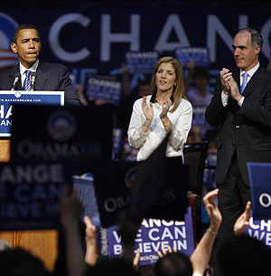 Barack Obama, junto a Caroline Kennedy y Bob Casey en Scranton. (Foto: AFP)