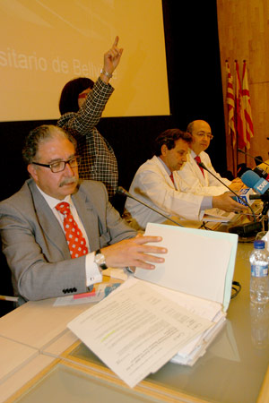 Un momento de la presentación del informe. De izqueirda a derecha, el presidente de la SECO y médicos del hospital de Bellvitge. (Foto: Christian Maury)
