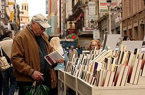 Venta de libros en las calles de Madrid en la semana del libro. (Foto: Kike Para)