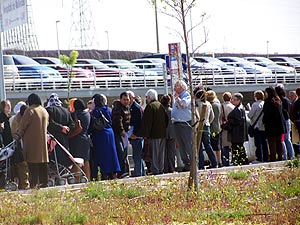Ms de una decena de personas esperan en la parada del autobs del hospital. (Foto: E. Mucientes)