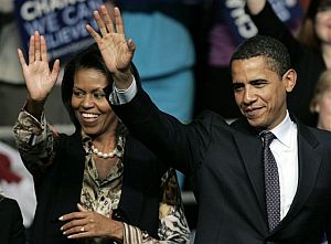 Barack Obama, junto a su mujer, tras conocerse los resultados. (Foto: AP)