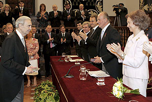 Gelman, tras recibir de manos del Rey el Premio Cervantes. (Foto: EFE) MS FOTOS