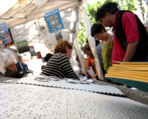 Puesto de libros escritos en braille hoy en La Rambla de Barcelona, con motivo de la tradicional jornada de Sant Jordi. (Foto: EFE)