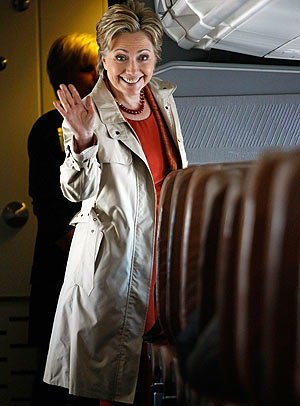 Clinton saluda en su avin de campaa durante un vuelo hacia el estado de Indiana. (Foto: AFP)