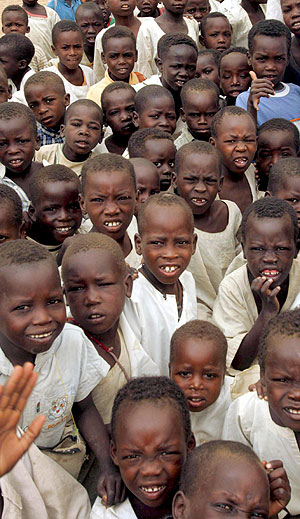 Nios sudaneses desplazados de la regin sudanesa de Darfur. (Foto: EPA)