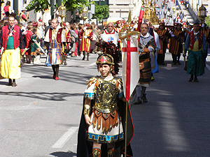 Desfile presidido por Sant Jordiet. (Foto: Daniel Molt)