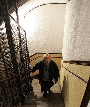 Nati, una de las vecinas, no se acostumbra a subir las escaleras hasta el sexto piso donde vive. (Javi Martnez)