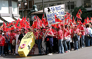 Un grupo de trabajadores del grupo Sez Merino se manifiestan por las calles de Valencia. (Foto: Alberto Di Lolli)