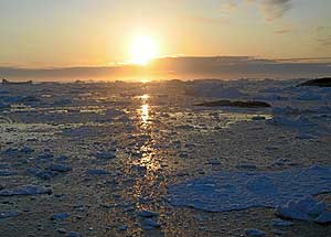 Fotograma de un documental de National Geographic que muestra una imagen del oceáno Ártico en su fase de deshielo durante el verano. (Foto: El Mundo)