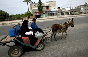 Una familia palestina montada en su carro en la franja de Gaza. (Foto: EFE)