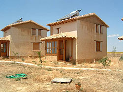 Viviendas unifamiliares construidas en el pueblo de Amayuelas de Abajo (Palencia) hace seis aos. (FOTO: ELMUNDO.ES)