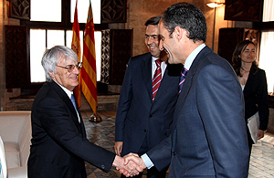 Camps y Ecclestone se saludan durante el encuentro mantenido en el Palau de la Generalitat (Foto: EL MUNDO).