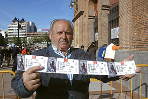 Un aficionado muestra, el jueves, sus entradas para ver a Jos Toms en Madrid. (Foto: Julin Jan)