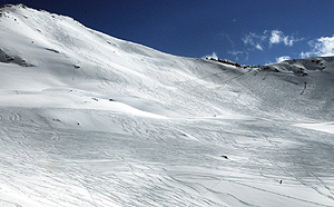 Un esquiador desciende por las amplias pistas de Val d'Isere, en la Saboya francesa. (Foto: A.M.)
