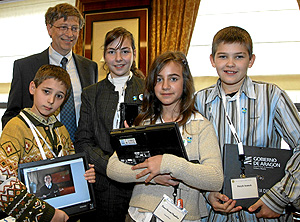 Un grupo de nios espaoles, junto a Bill Gates, con los ordenadores cedidos por Microsoft que utilizan para sus clases. (Foto: EL MUNDO)