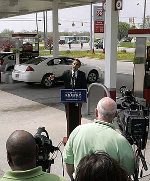 Obama pronuncia un discurso en una gasolinera del estado de Indiana. (Foto: REUTERS)