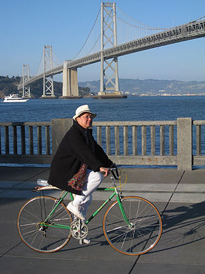 Un seor pasea en bicicleta por la ciudad. (Foto: C. Fresneda)