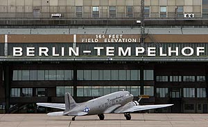 Un antiguo DC-3 Dakota de la Fuerza Aérea de EEUU frente al aeropuerto berlinés de Tempelhof, en 2007. (Foto: AFP)