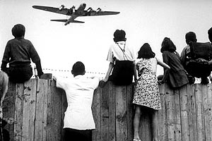 Niños de Berlín occidental observan, en 1948, uno de los aviones de EEUU que despegaron y aterrizaron en el aeropuerto de Tempelholf. (Foto: AP)