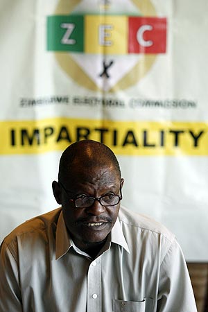 El presidente de la Comisin Electoral de Zimbabue, el juez George Chiweshe, en Harare. (Foto: REUTERS)