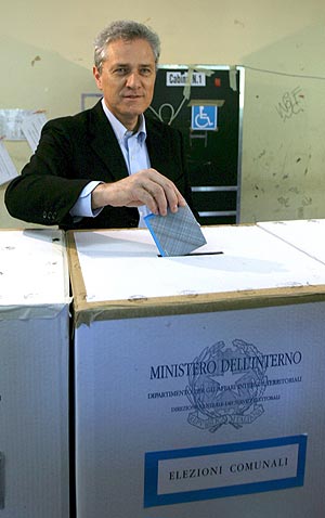 El candidato progresista Francesco Rutelli vota en Roma en las elecciones locales. (Foto: EFE)