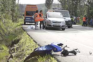 Los restos de la moto de un joven de 29 aos muerto en Pontevedra. (Foto: EFE)