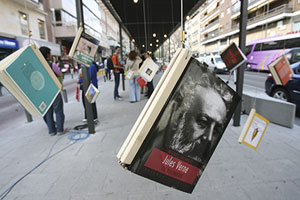 Libros colgando en 'La Noche de los Libros' madrileña. (Foto: Carlos Miralles)