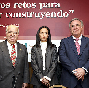 Beatriz Corredor junto al presidente de la Confederacin Nacional de la Construccin, Juan Lazcano (d), y el vicepresidente de la CEOE, Juan Jimnez Aguilar. (Foto: EFE)
