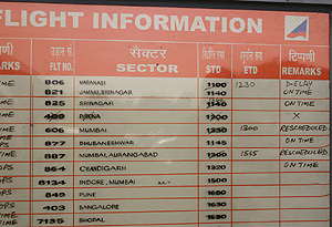 Informacin sobre vuelos escritos a mano en Nueva Delhi. (Foto: M. A. Gayo)