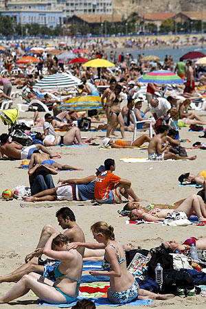 La playa de Alicante llena de gente el pasado fin de semana por las altas temperaturas. (Foto: EFE)