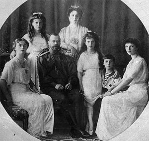 El zar Nicols II y la zarina Alexandra, rodeados de sus hijos.