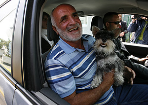 ngel Fernndez, contramaestre del 'Playa de Bakio', tras reencontrarse con su familia en Vigo. (Foto: AFP)