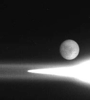 La luna de Jpiter Europa sobre el sistema de anillos que rodea al planeta. (Foto: Nature)