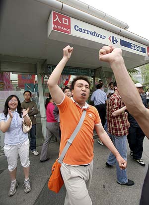 Varios chinos protestan frente a uno de los supermercados franceses Carrefour. (Foto: AP)