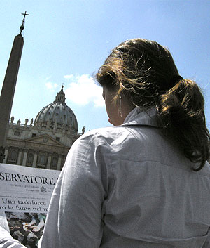 Una mujer lee 'L'Osservatore Romano' en la plaza del Vaticano. (Foto: IBERPRESS)