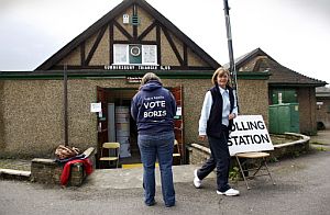 Una simpatizante del candidato conservador a la alcalda de Londres, Boris Johnson, en un colegio electoral. (Foto: AFP)