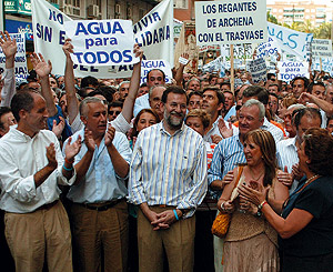 Camps, Arenas y Valcrcel, junto a Rajoy, encabezando una manifestacin en Murcia en defensa del trasvase Tajo-Segura (Foto: EL MUNDO).