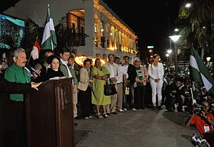 Costas habla ante la multitud en la Plaza 24 de Septiembre de Santa Cruz. (Foto: EFE)