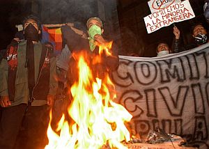 Partidarios de Evo Morales queman banderas y textos del Estatuto en Santa Cruz. (Foto: AP)