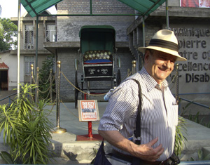 El escritor francs Dominique Lapierre en la entrada de su centro dedicado a discapacitados, en la regin india de Bengala. (Foto: EFE).