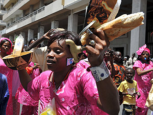 Una mujer protesta por el aumento del coste de los alimentos en Senegal. (Foto: AFP)