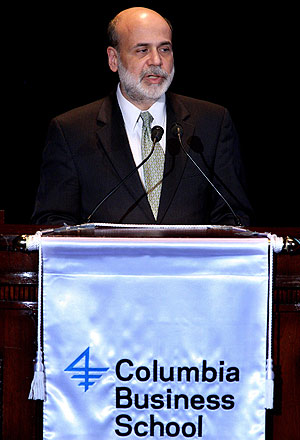 Ben Bernanke, presidente de la FED, en Nueva York durante los premios al liderazgo de la Columbia Business School (Foto: AP)