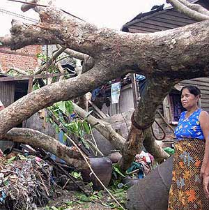 Una mujer junto a su casa arrasada por el tifón. (Foto: AFP).