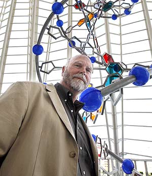 El cientfico Craig Venter junto a una escultura del ADN. (Foto: Benito Pajares)