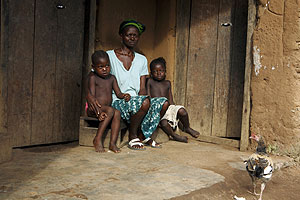 Sitta con dos de sus hijos en su casa en Bayama, en Sierra Leona. (Anna Kari | Save the Children)