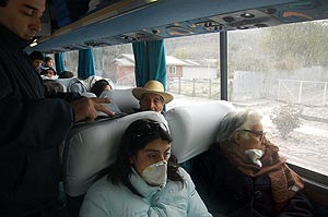 Ciudadanos de Futaleufu (Chile) huyen del volcn Chaitn. (Foto: AFP)