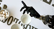 Una mano robtica sostiene una taza de caf en Londres. (Foto: EFE)