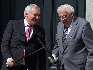 El primer ministro de Irlanda, Bertie Ahern, firma su dimisin ante la presidenta Mary McAleese. (Foto: AFP)