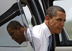 Barack Obama en su coche, al llegar al aeropuerto de Indianpolis. (Foto: REUTERS)
