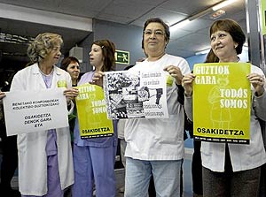Un grupo de trabajadoras del Hospital San Eloy de Baracaldo (Vizcaya) protesta. (Foto: Carlos Garca)